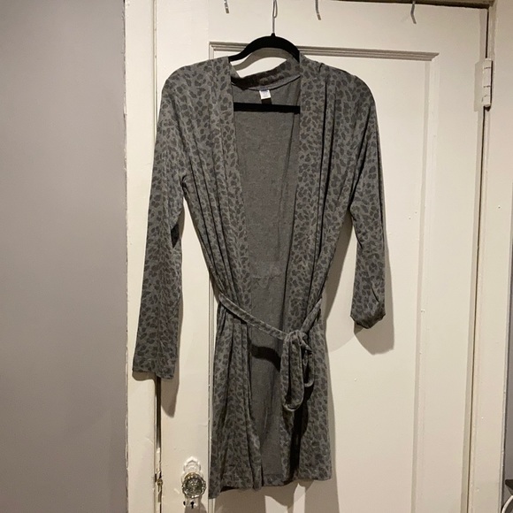Grey Leopard Robe - Picture 1 of 3